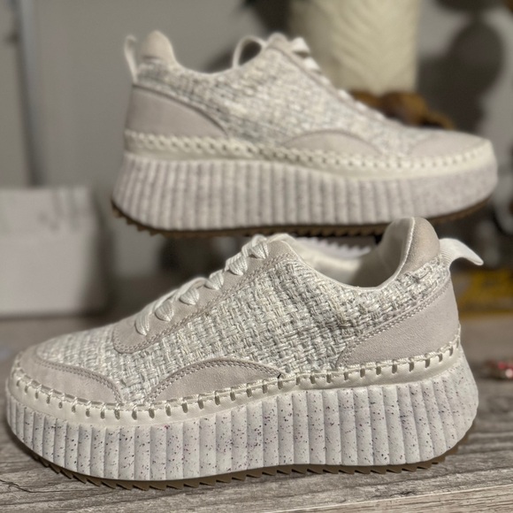 Women’s Memory foam Sneakers NWT. Size 7 - Picture 3 of 9